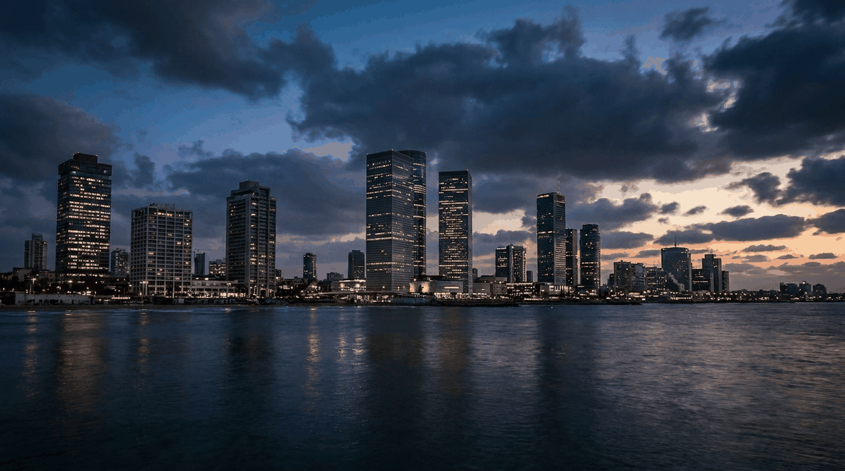 קו הרקיע של תל אביב בשעת דמדומים